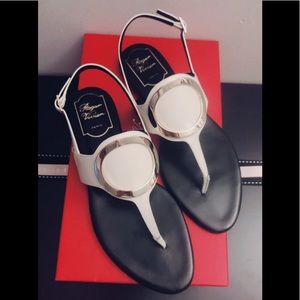 💐ROGER VIVIER💕 Round Buckle Leather Thong Sandal